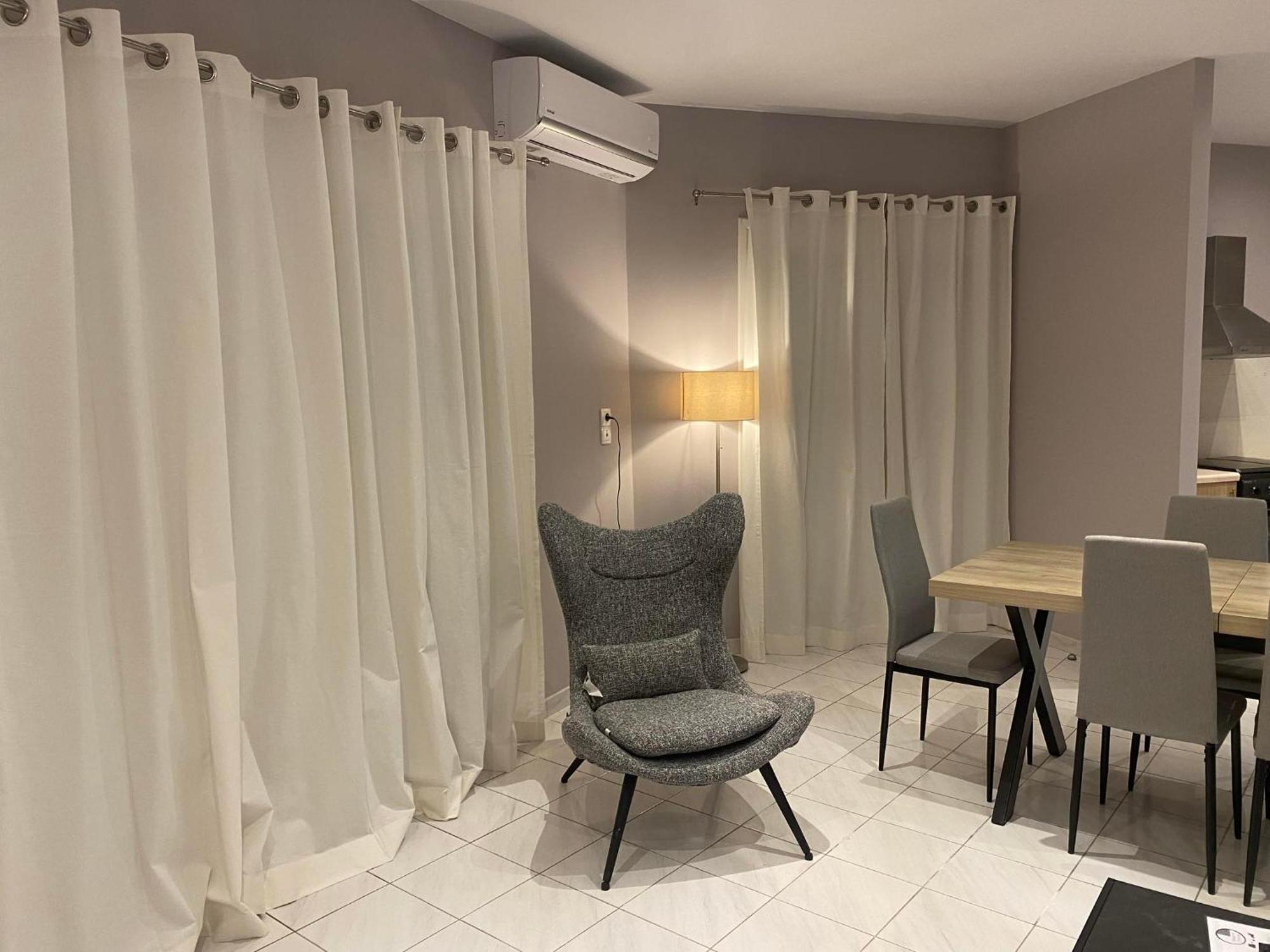 Alyzia Apartment *
